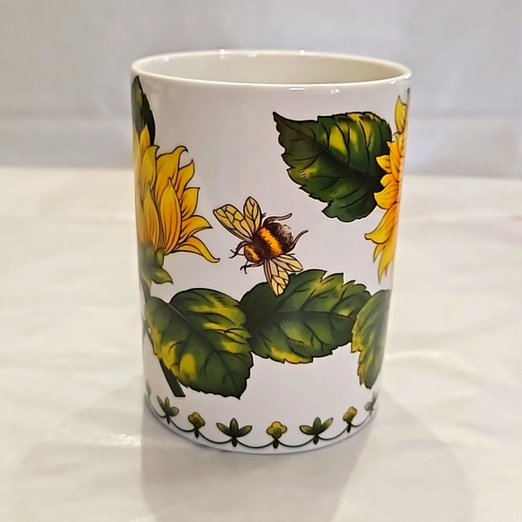 Queen's "Botanic" coffee mug. - Picture 3 of 9